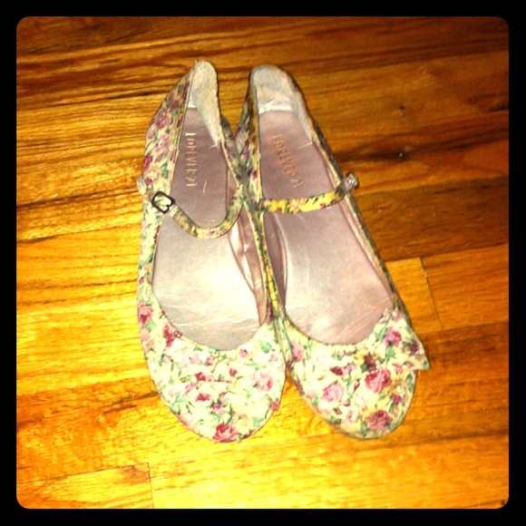 Flower print flats with bows