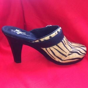 Edgy clog with a fun black/ tan tiger pattern.