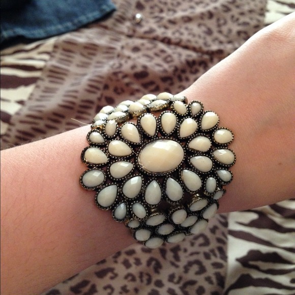 Flower bracelet - Picture 2 of 2