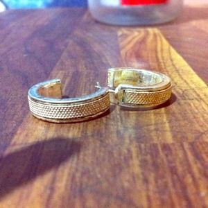 Earring the color is exquivent