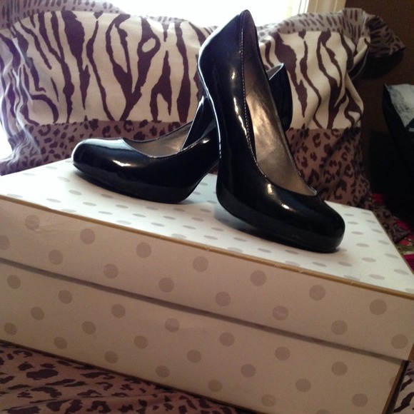Black pumps