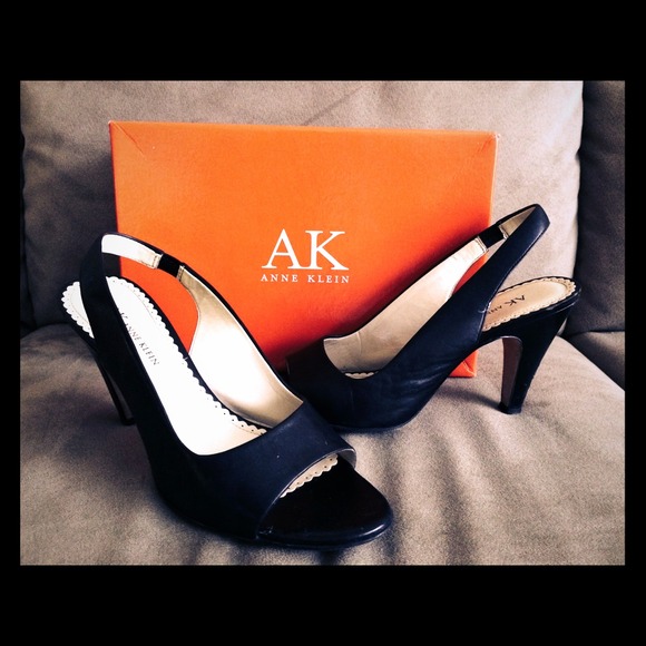 Sling back black pumps - Picture 1 of 3
