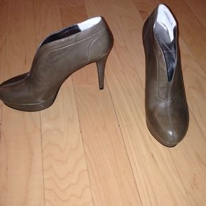 Reduced!!! Nine West Taupe platform booties, 8