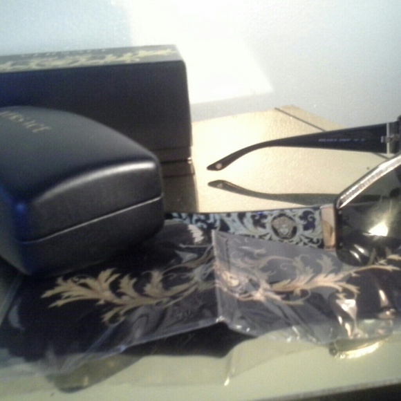 💵sold in mercari 💵Authentic Versace $370 Medusa - Picture 2 of 4