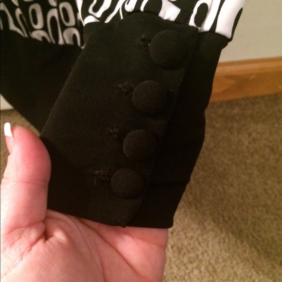 Beautiful top - Picture 2 of 4