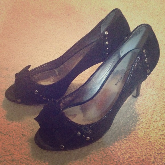 Black heels-stud and bow detailing - Picture 1 of 2