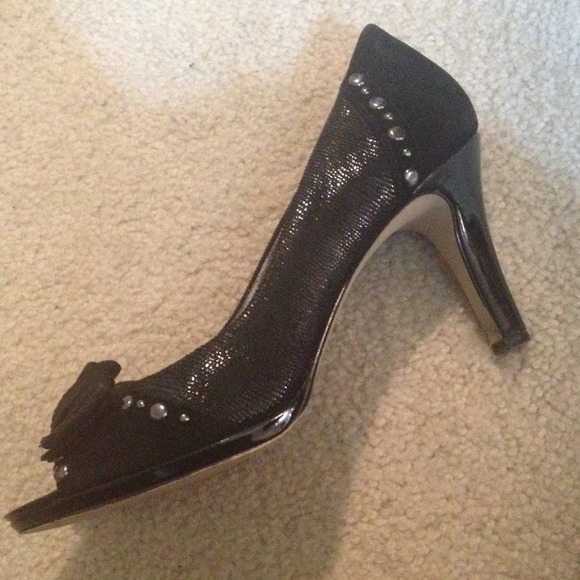 Black heels-stud and bow detailing - Picture 2 of 2