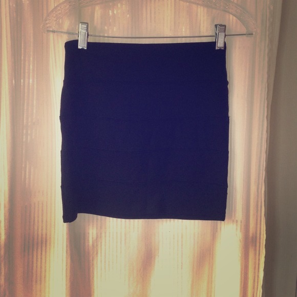Show Your Sexy Side With This Classic Skirt! - Picture 1 of 3