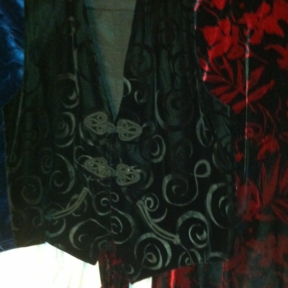 Black vest - Picture 1 of 4