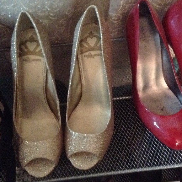 Fergie Gold Glitter Heals