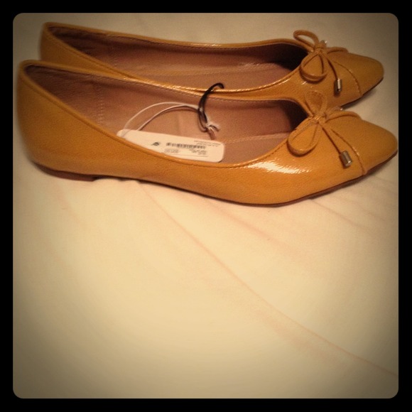 Nwt yellow flats