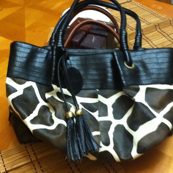 Beautiful 100% leather preloved purse