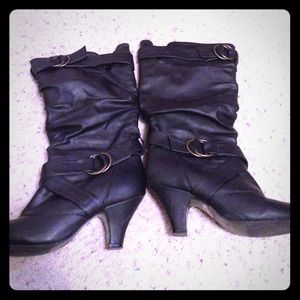Black boots with buckles