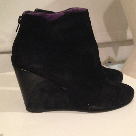 SOLD 🚫🚫🚫🚫Urban Outfitters suede wedge booties