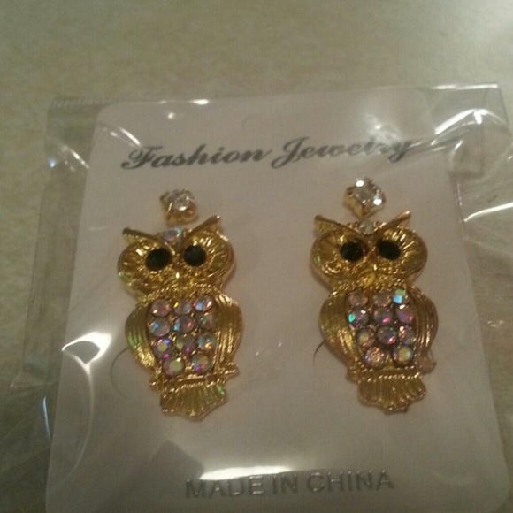 Fashionable stud owl earrings