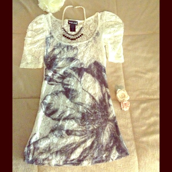 🚫sold🚫 white Lace with Floral Design Top