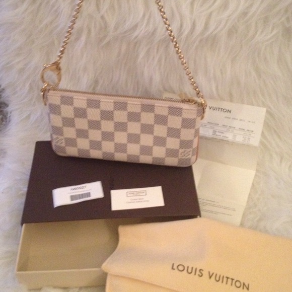 🚫No Longer Available🚫Louis Vuitton Mila Clutch - Picture 2 of 4
