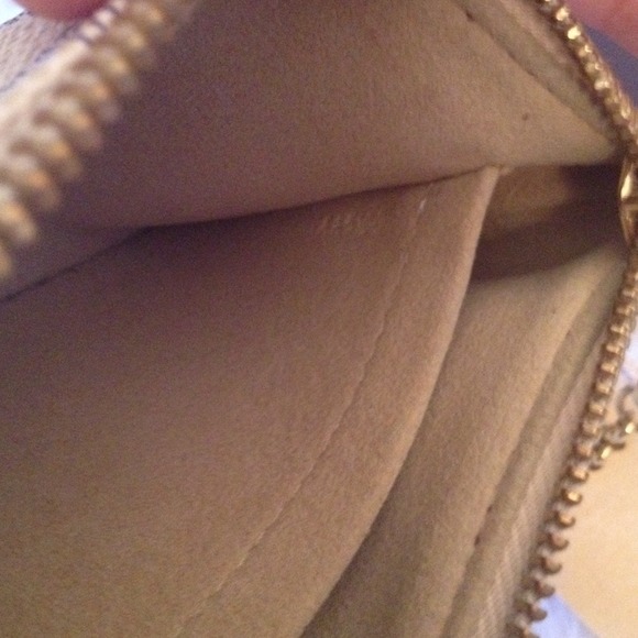 🚫No Longer Available🚫Louis Vuitton Mila Clutch - Picture 4 of 4