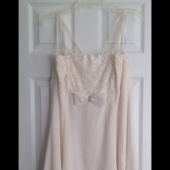 Dresses & Skirts - Gorgeous Ivory Dress