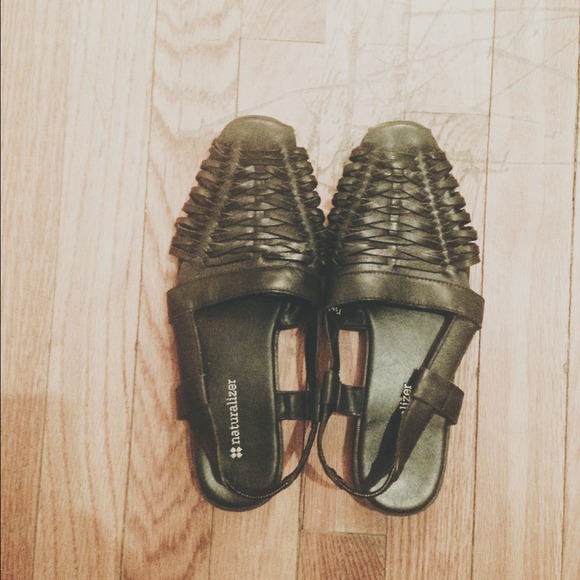 THRIFTED BLACK CLOSED TOE SANDLE