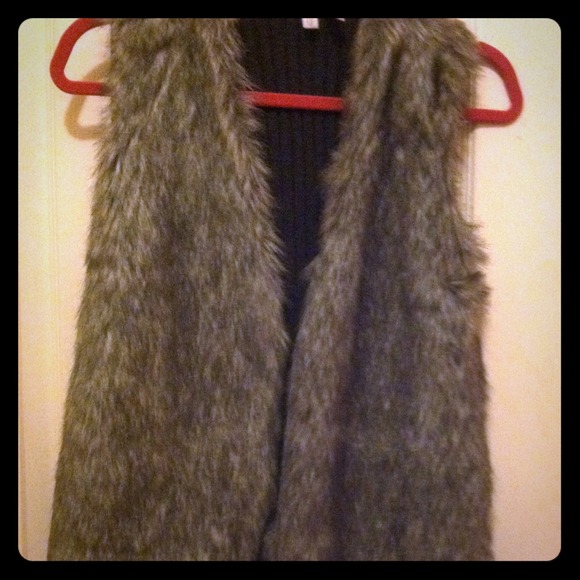 🚫🚫🚫TRADED Faux fur vest🚫🚫🚫