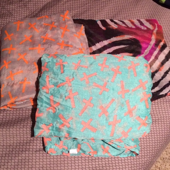 Hold for @ajcham scarf bundle