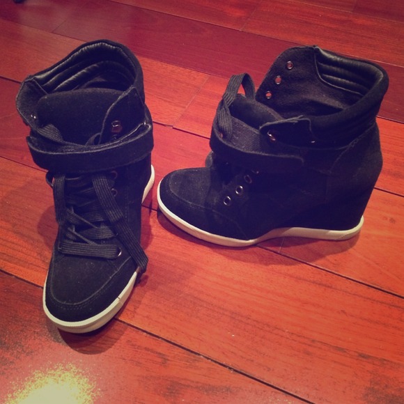 Brand new Steve Madden sneaker wedge