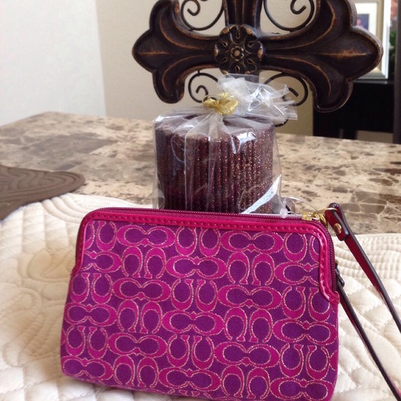 ⚡️Sale $30⚡️Coach Poppy Wristlet - Picture 2 of 2
