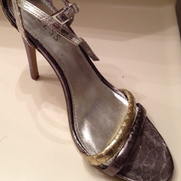 GUESS, timeless and stylish