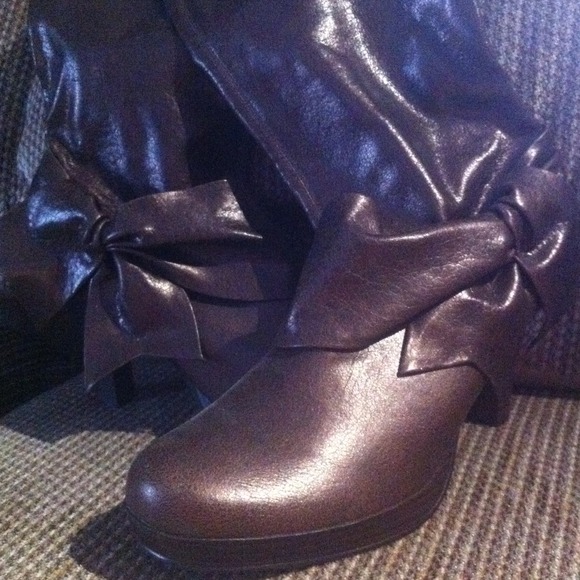 Dark shimmery brown bow tie boots! Never worn! - Picture 2 of 4