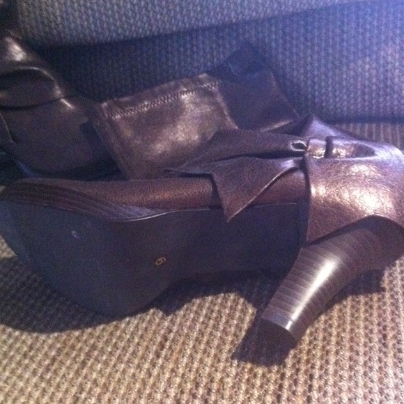 Dark shimmery brown bow tie boots! Never worn! - Picture 3 of 4