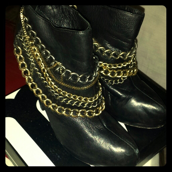 Very chic pair of booties (worn 2x)