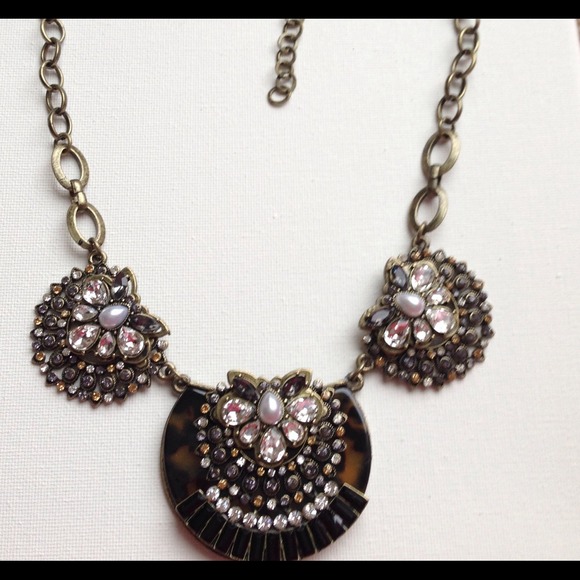 Jewelry - Tortoise & crystals statement necklace