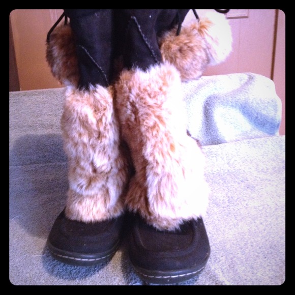 Black furry snow boots