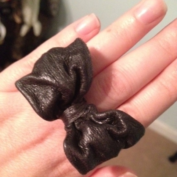 Black bow ring
