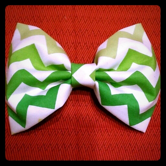 Green/White Chevron Bow - Picture 1 of 3