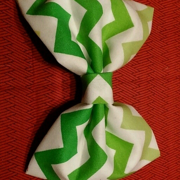 Green/White Chevron Bow - Picture 2 of 3