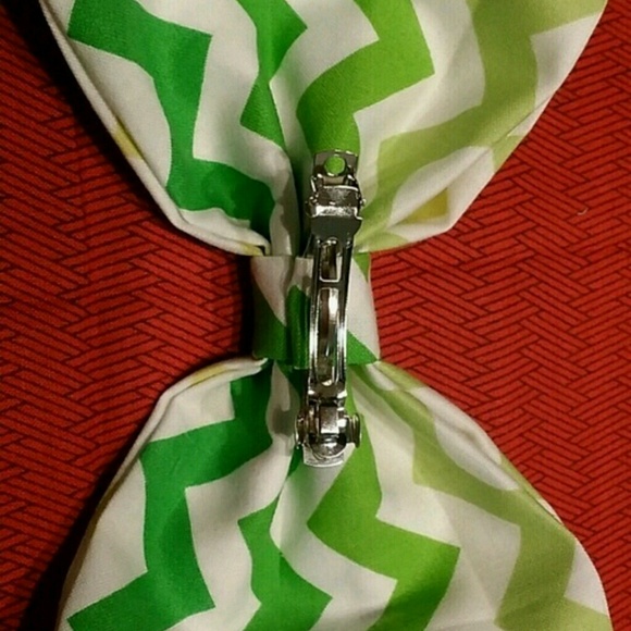 Green/White Chevron Bow - Picture 3 of 3