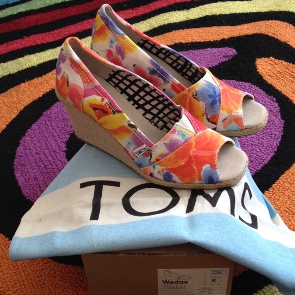 TOMS wedges! Size 8!