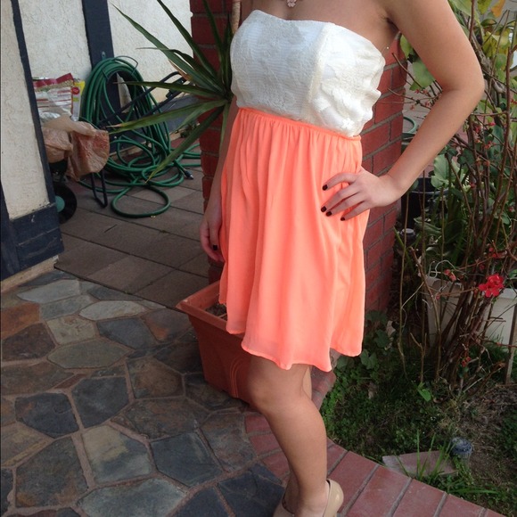 Very cute lace dress!