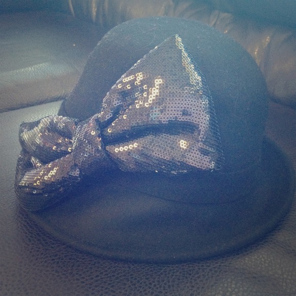Brand new hat with black bow