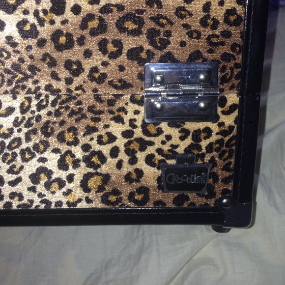 Large Caboodle *Make-Up Case* - Picture 2 of 4