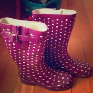 Polka dot rainboots!!