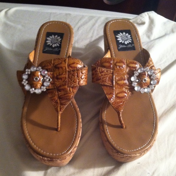 Yellow Box size 8 sandals new