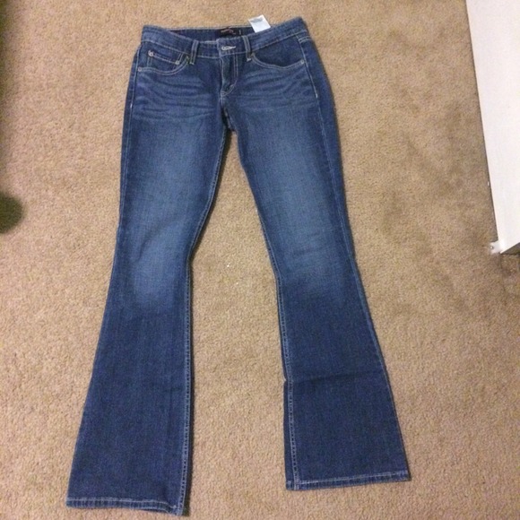 🚫SOLD🚫 NWOT Low-Hip Levi Blue Jeans
