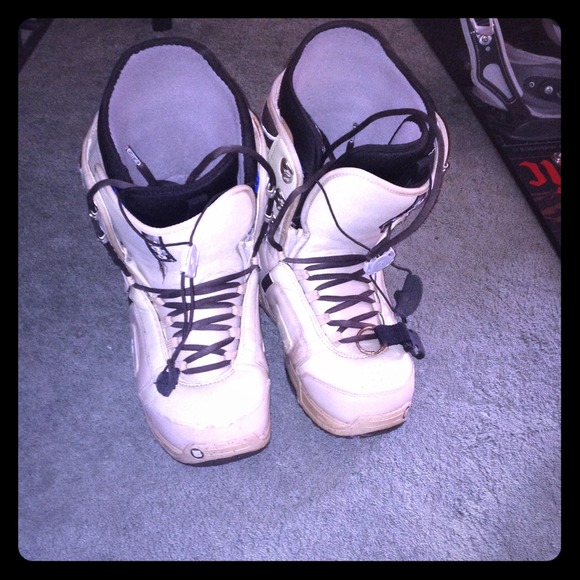 Snowboarding boots