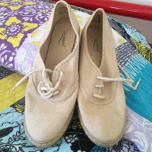 Super cute Grasshopper. Summer shoes.