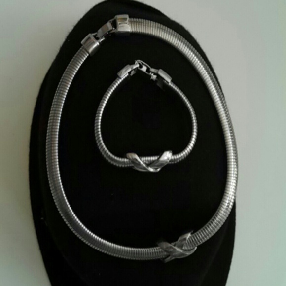 A set of necklace and bracket.