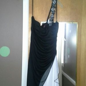 A formal prom dress. Black and white (Size 9)