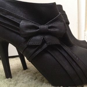 Black Booties With A Bow. 💯⚫️